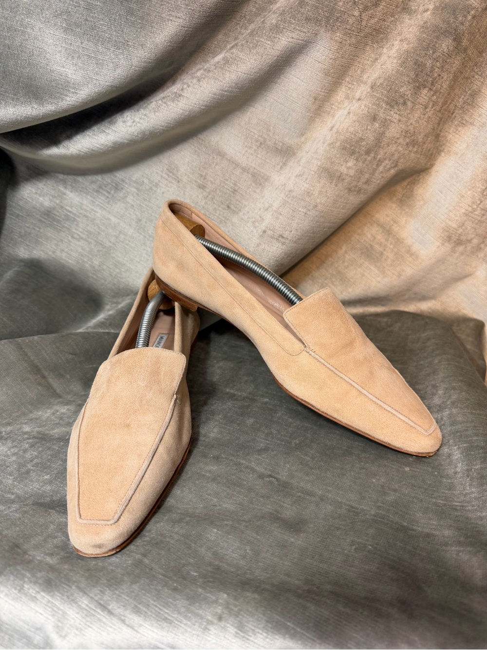 Manolo Blahnik Pitaneta Suede Tan Loafers. Women''s Size 39 (8.5)